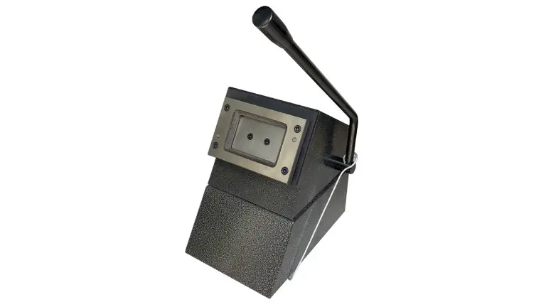 Máy bế thẻ nhựa PVC tại Anh Biên